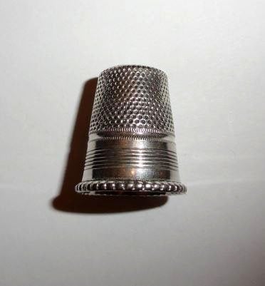 Vingerhoed zilver vingerhoedje, Verzamelen, Vingerhoedjes, Reliëf, Ophalen of Verzenden, Zo goed als nieuw, Nederland