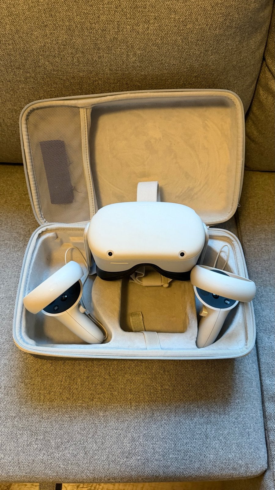 Oculus Quest 2- 128gb met controllers en draagtas, Spelcomputers en Games, Virtual Reality, Ophalen of Verzenden, Zo goed als nieuw