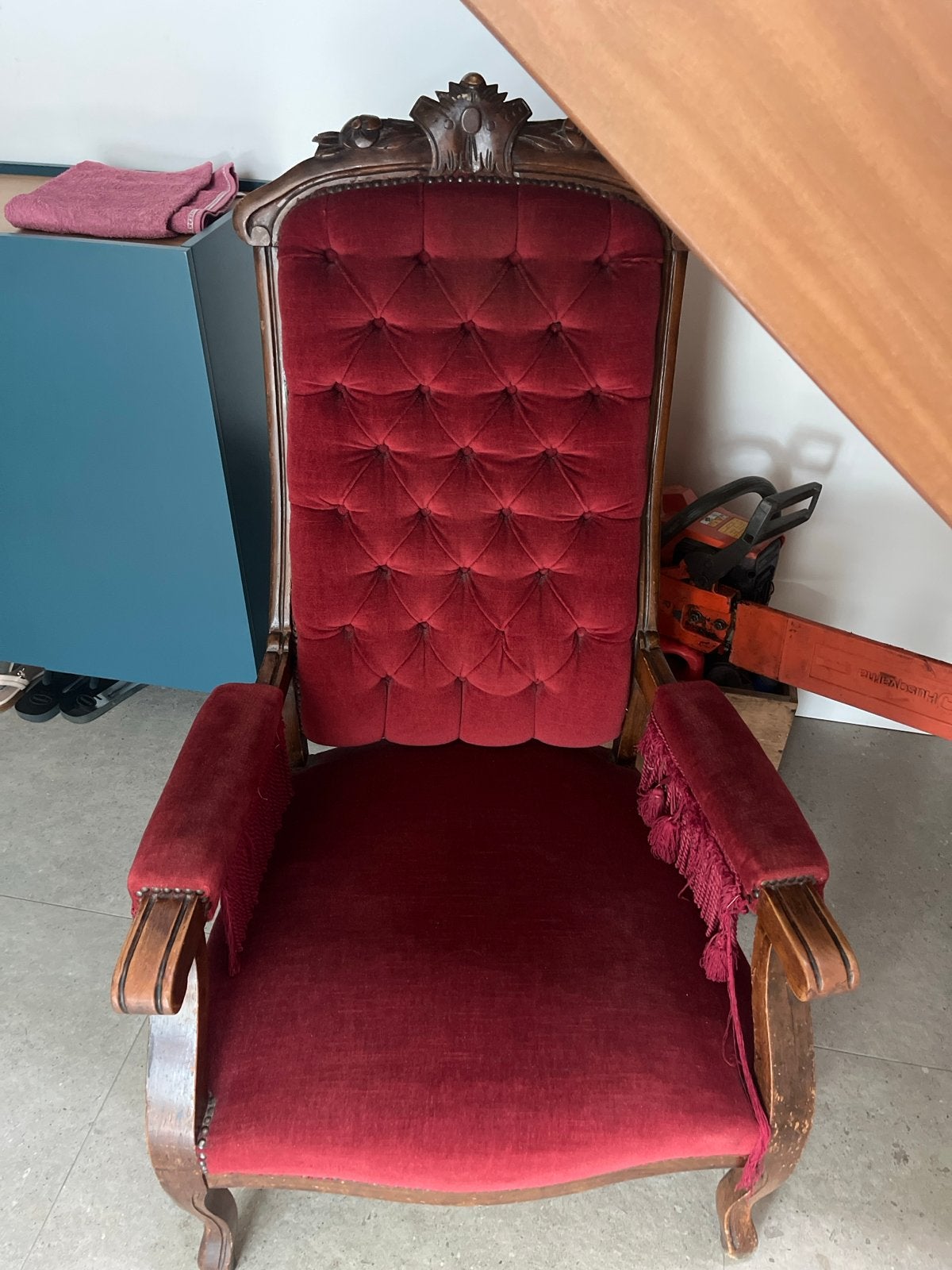 Antieke fauteuil met rood fluweel en houtsnijwerk, Ophalen