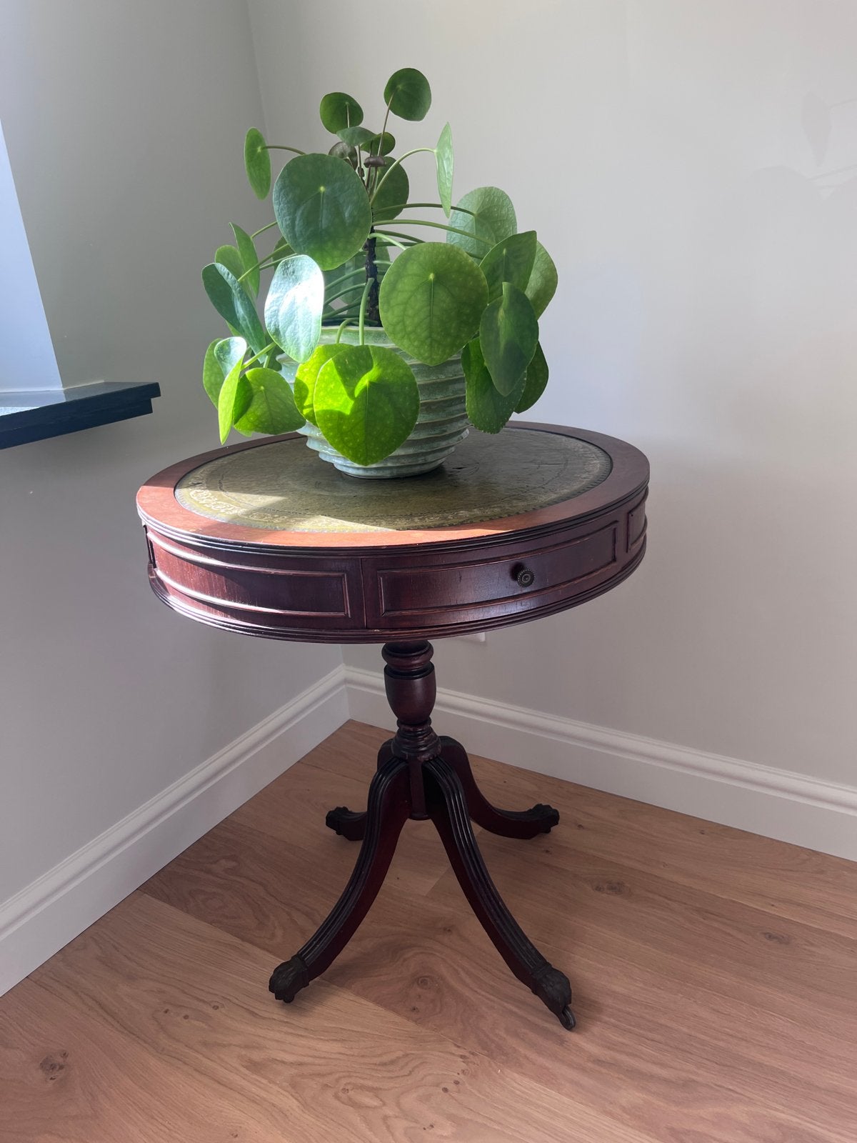 Antieke ronde bijzettafel met lade en leer ingelegd blad, Ophalen