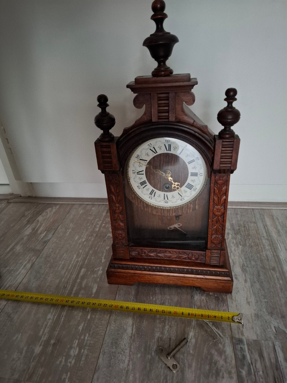 Antieke houten tafelklok met opwind sleutel, Ophalen of Verzenden