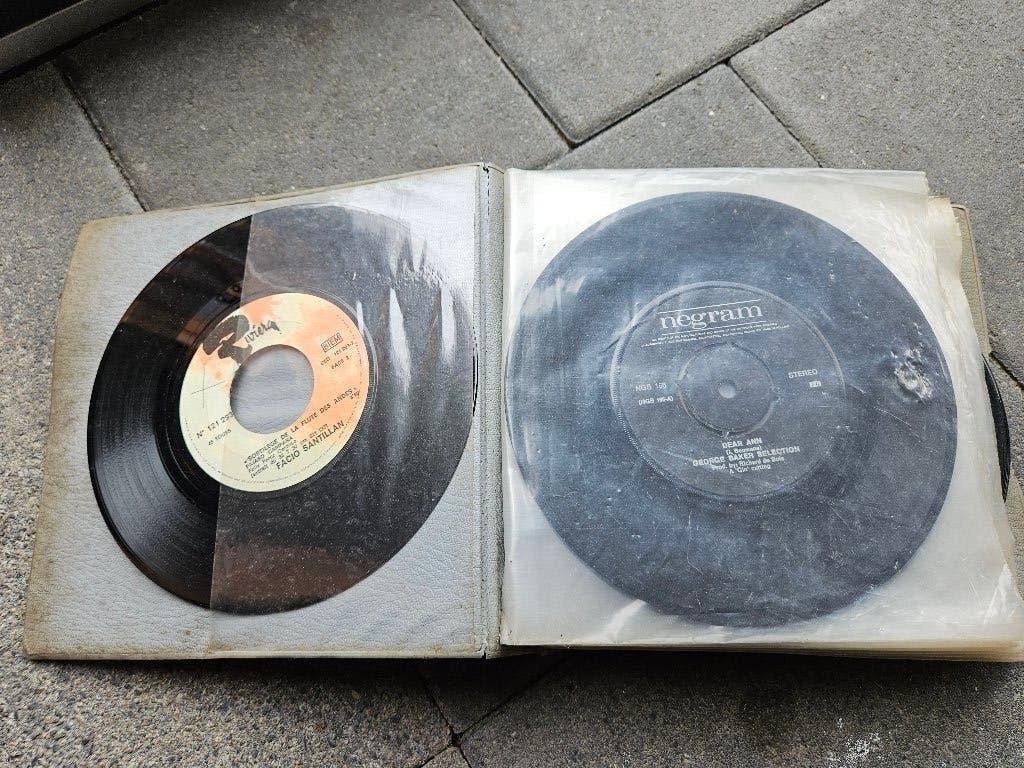 TE KOOP mapje met oude singels 20 stuks, Ophalen of Verzenden, Gebruikt