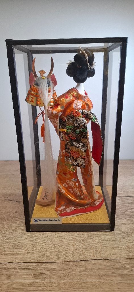 Sierlijke Japanse Geishapop in Kunststof Vitrinekast, Ophalen, Onbekend, Zo goed als nieuw, Onbekend
