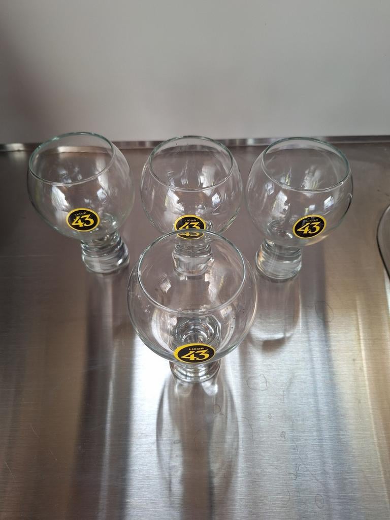 CUARENTA Y TRES LICOR 43 glazen met gele logo 4 stuks, Ophalen of Verzenden, Zo goed als nieuw, Borrel- of Shotglas