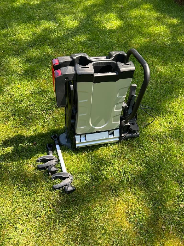 Thule EasyFold XT 933 opklapbare fietsendrager 60 kg cap., Auto diversen, Ophalen, Elektrische fiets, Zo goed als nieuw, 2 fietsen