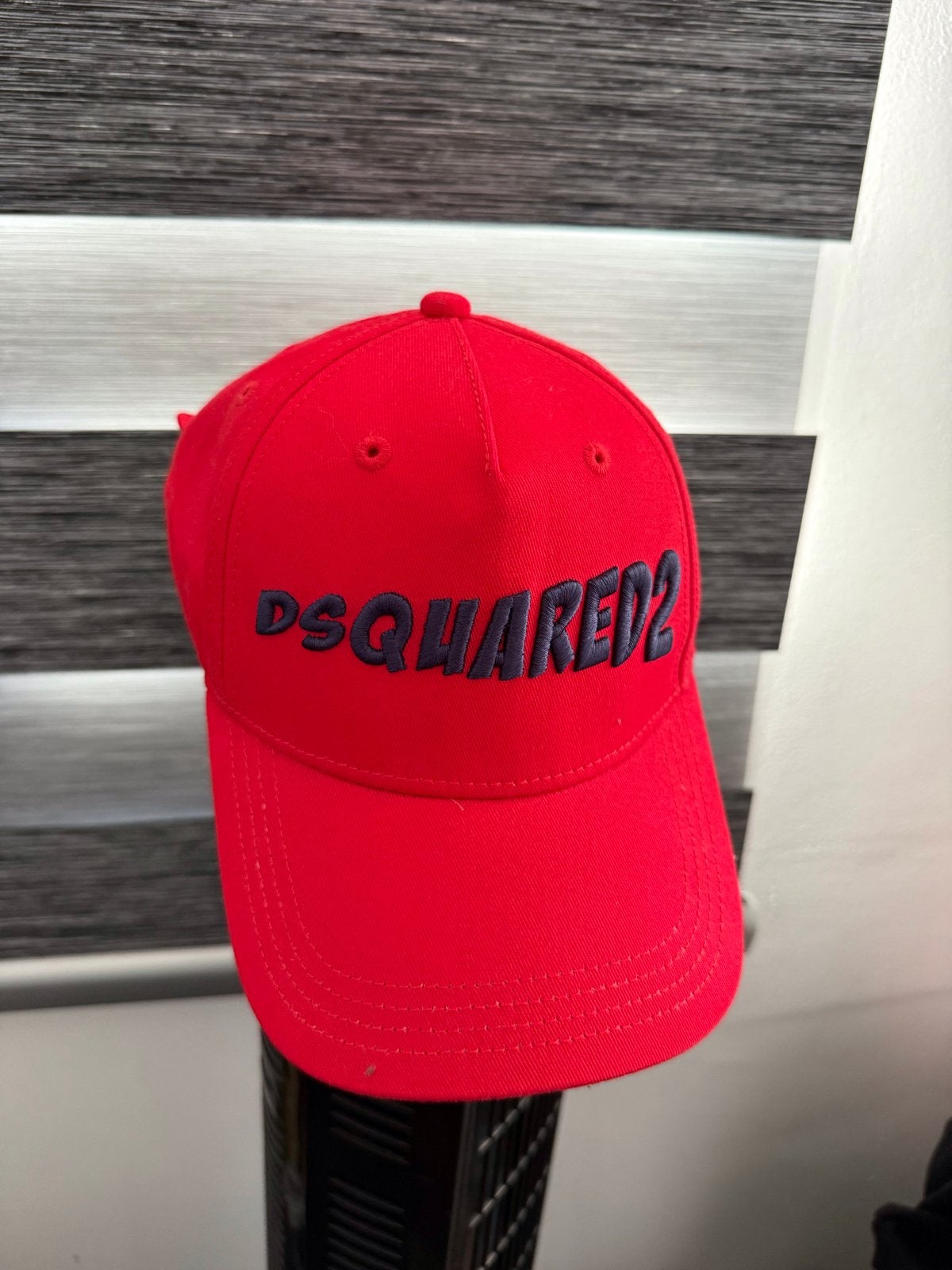 Dsquared2 rode pet met logo - Nieuw met kaartjes, Ophalen of Verzenden, Nieuw, One size fits all, Pet