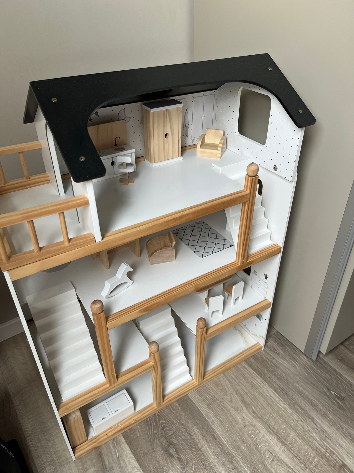 Groot houten poppenhuis met meubels, Ophalen of Verzenden, Gebruikt, Poppenhuis
