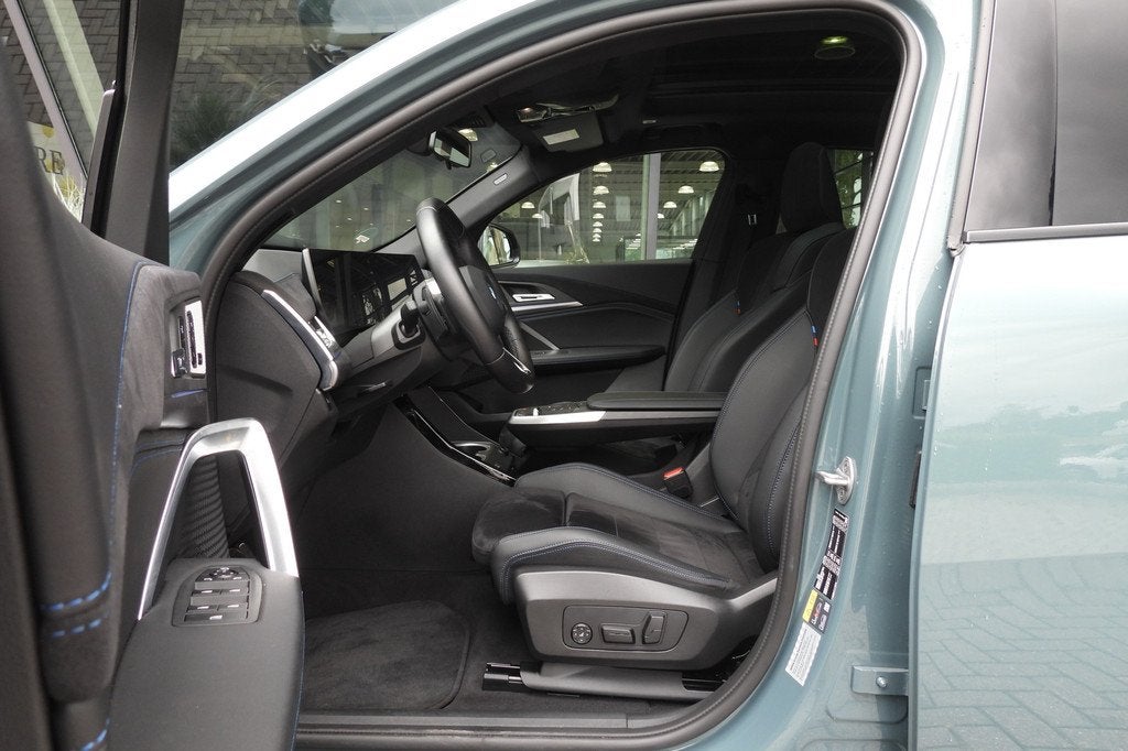 BMW iX2 eDrive20 M Sport / Panoramadak / Sportstoelen / Acht, Auto's, BMW, 478 km, Met garantie (alle), 24 min, Origineel Nederlands