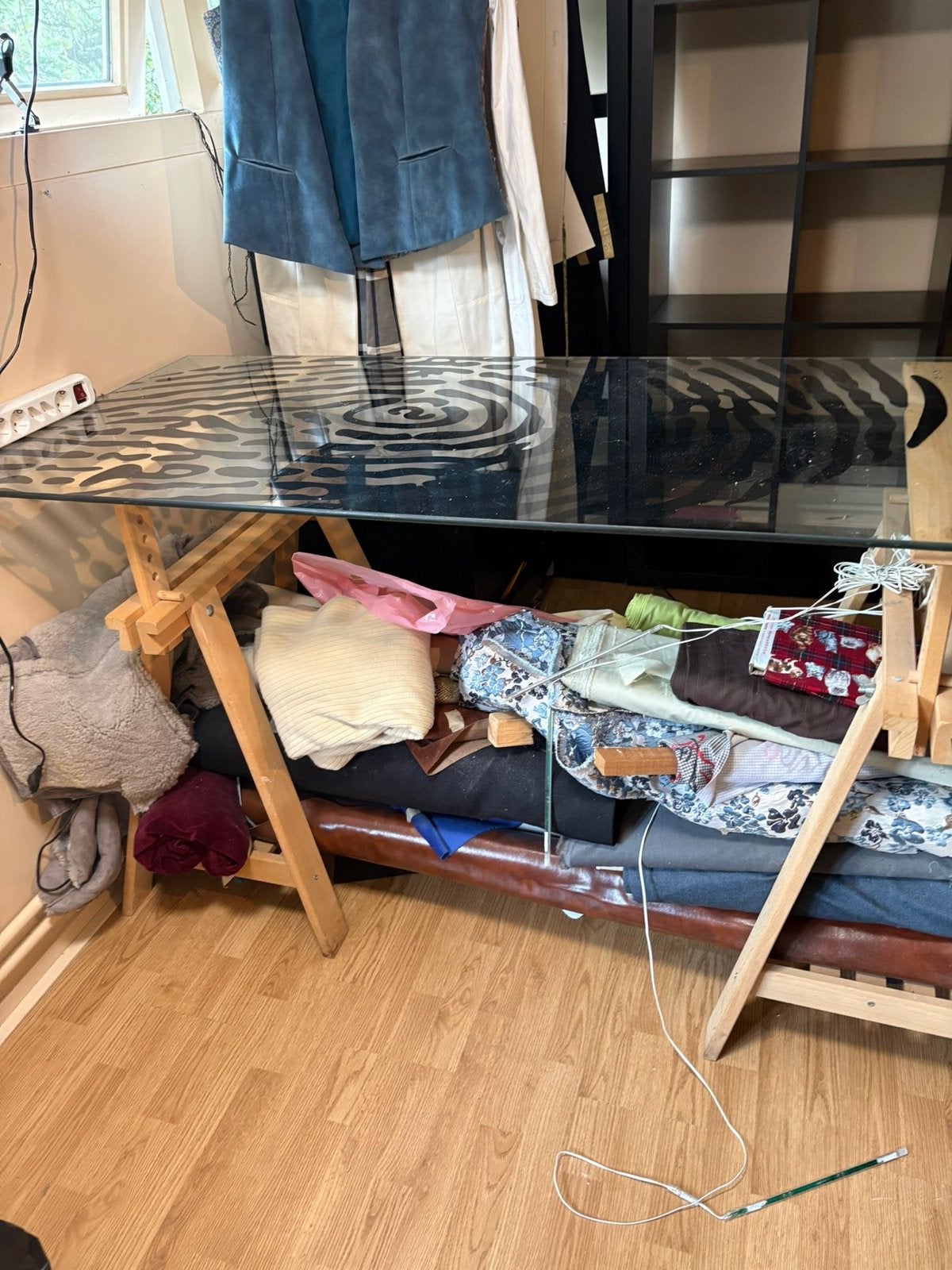 IKEA bureau met glasplaat met vingerafdruk design, Ophalen, Gebruikt, In hoogte verstelbaar, IKEA