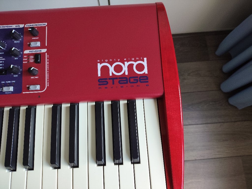 Foto 5 van Nord Stage 88 Rev. B – 88 toetsen met lessenaar en pedalen