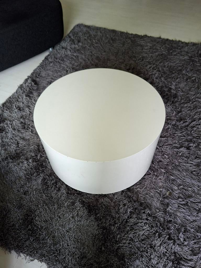 Ronde witte bijzettafel op wielen, Huis en Inrichting, Ophalen of Verzenden, Gebruikt, Rond, Minder dan 50 cm