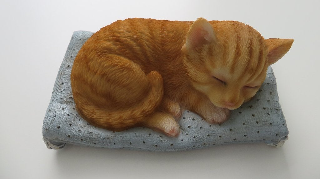 Beeldje poes op kussen Goldbach, Ophalen of Verzenden, Nieuw, Dier
