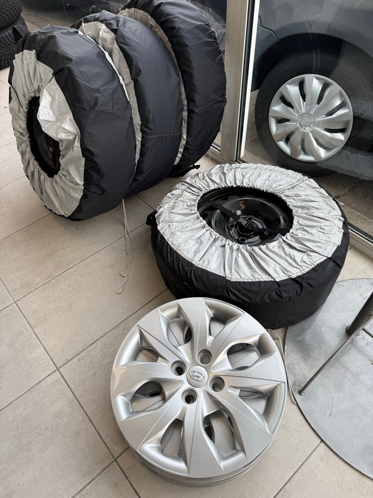 Vredestein Snowtrac 3 Banden op staal en Hyundai doppen, Ophalen, Gebruikt, 15 inch, Banden en Velgen