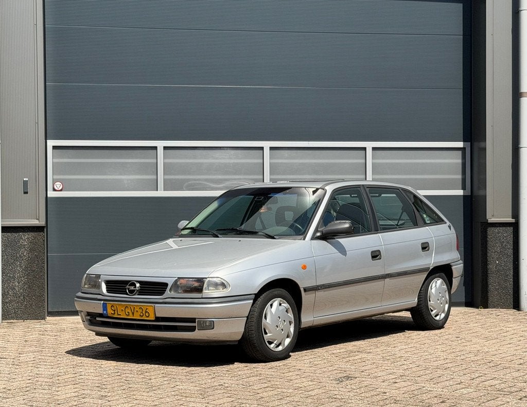 Opel Astra 1.6i Edition bj.1998 Invalide aanp|Apk 6-2027., Gebruikt, 4 cilinders, Origineel Nederlands, Grijs