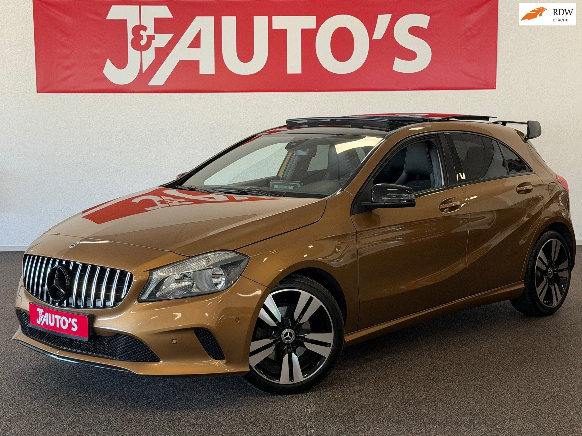 Mercedes-Benz A-klasse 180 AMG-LINE| PANORAMA|CRUISE|NAVIGAT, Gebruikt, Met garantie (alle), Elektronische parkeerrem, Leder en Stof