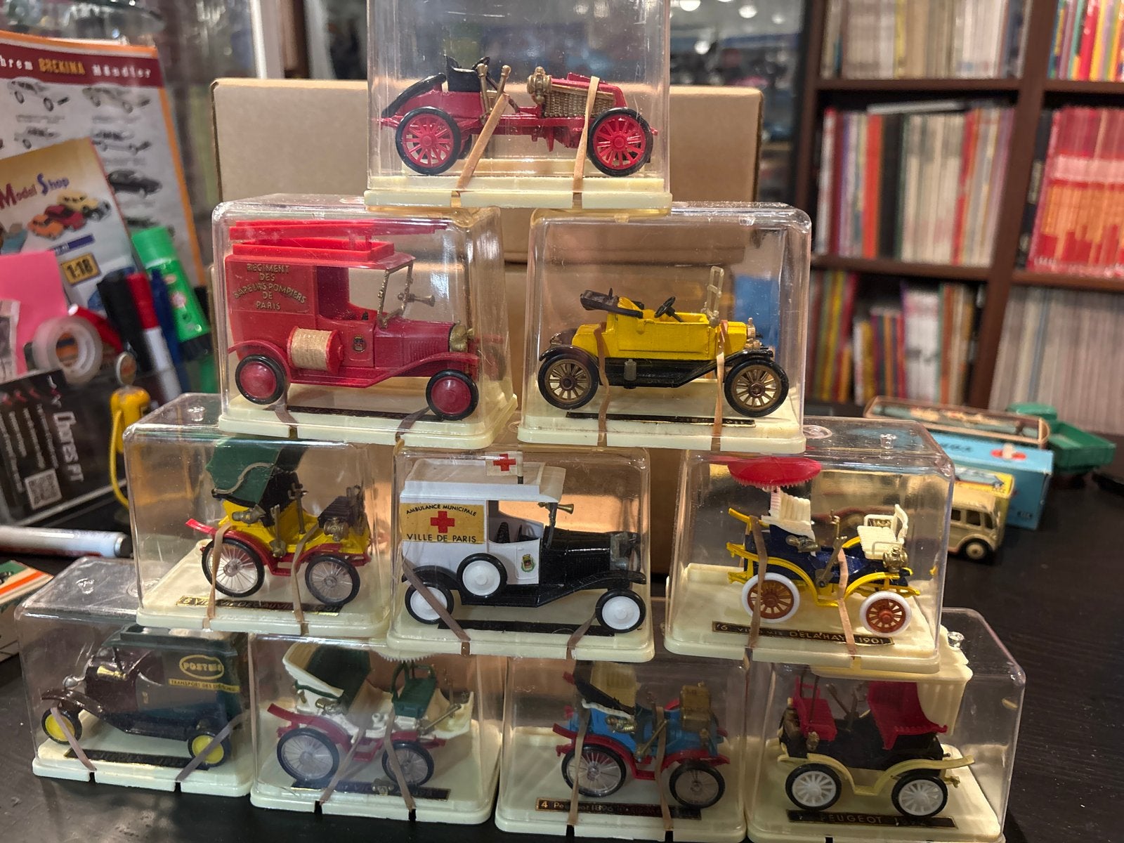 Unieke Verzameling van 11 vintage modelauto's in vitrines, Verzenden, Zo goed als nieuw