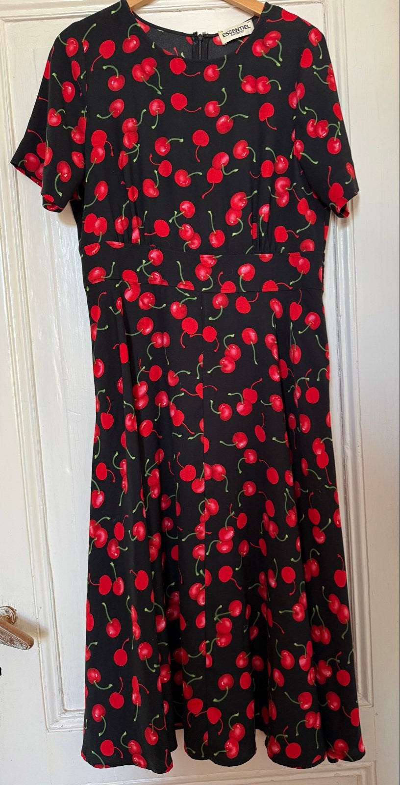 Essentiel Antwerp jurk met kersenprint, Kleding | Dames, Jurken, Zwart, Maat 42/44 (L), Ophalen of Verzenden, Zo goed als nieuw