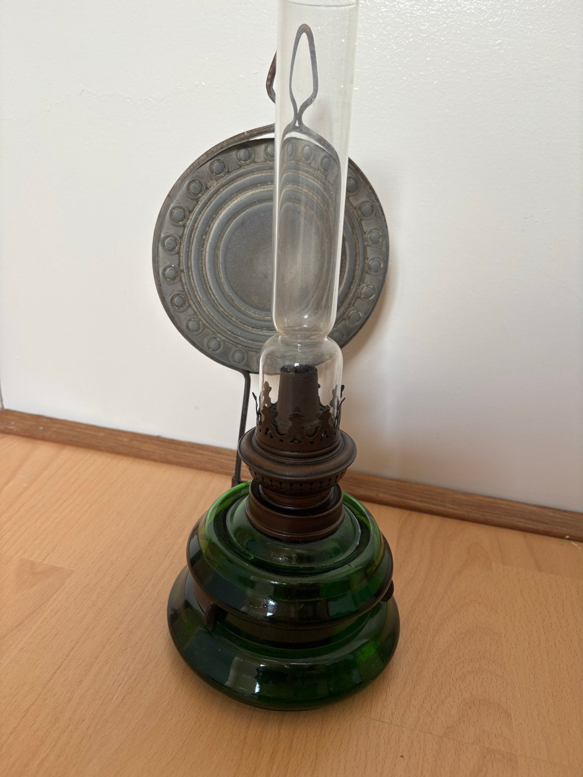 Antieke olielamp met groene glazen voet, Antiek en Kunst, Antiek | Lampen, Ophalen of Verzenden