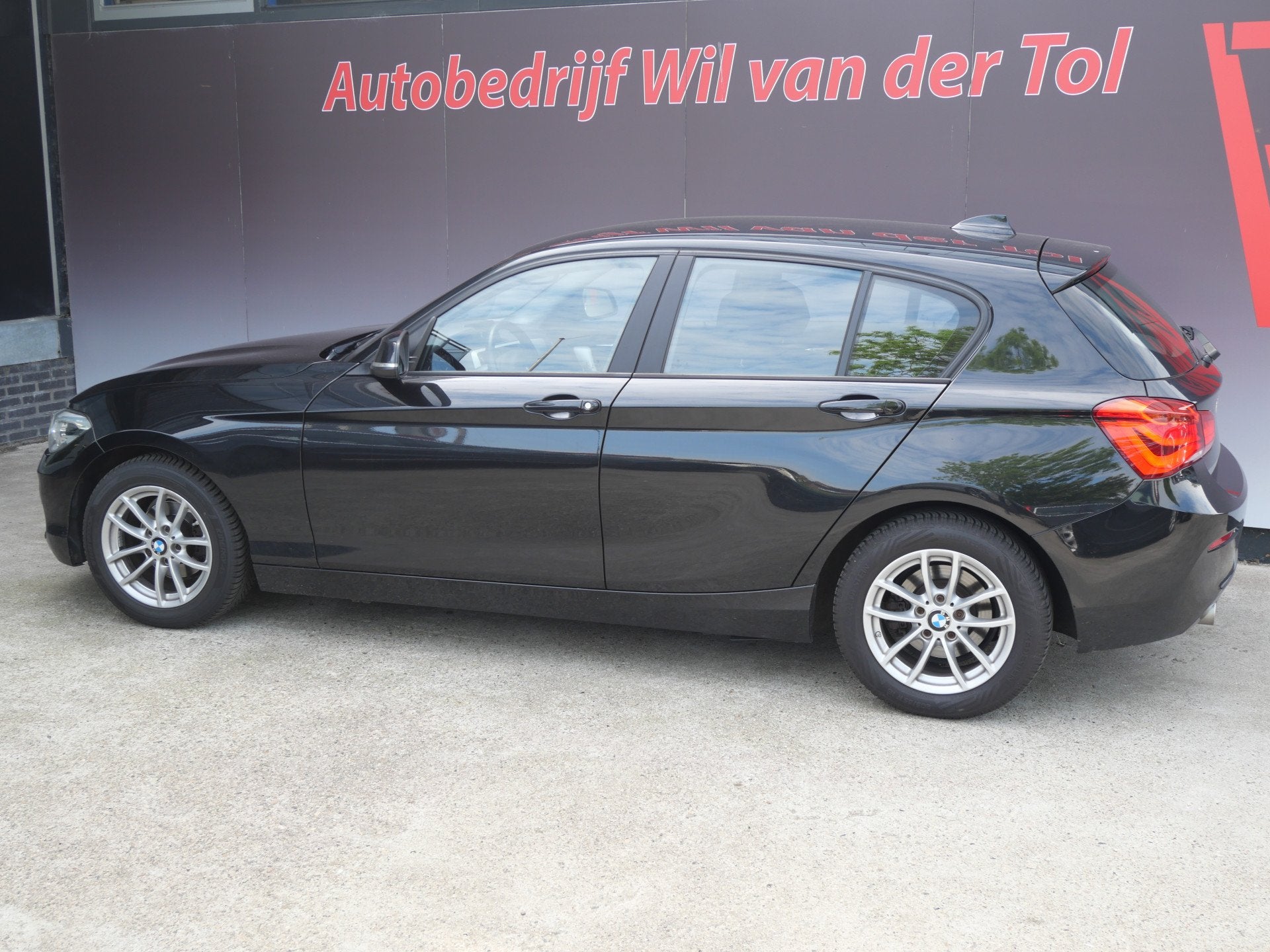 BMW 1-serie 116i EXECUTIVE | CRUISE | FULL-LED | NAVIGATIE |, Auto's, BMW, 1-Serie, Gebruikt, Zwart, 4 stoelen