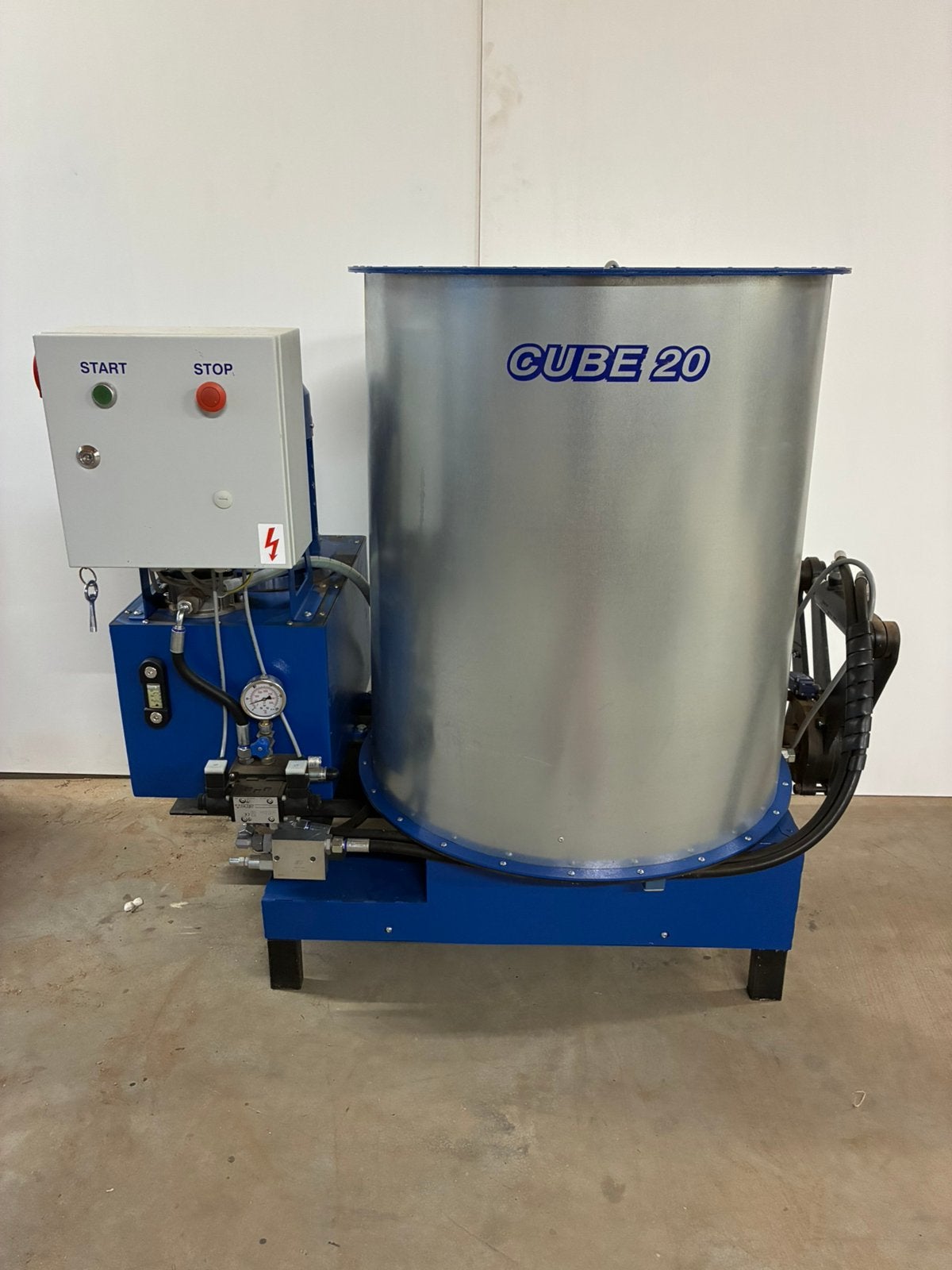 Te koop brikketenpers cube 20 380 v, Zakelijke goederen, Machines en Bouw | Houtbewerking, Ophalen