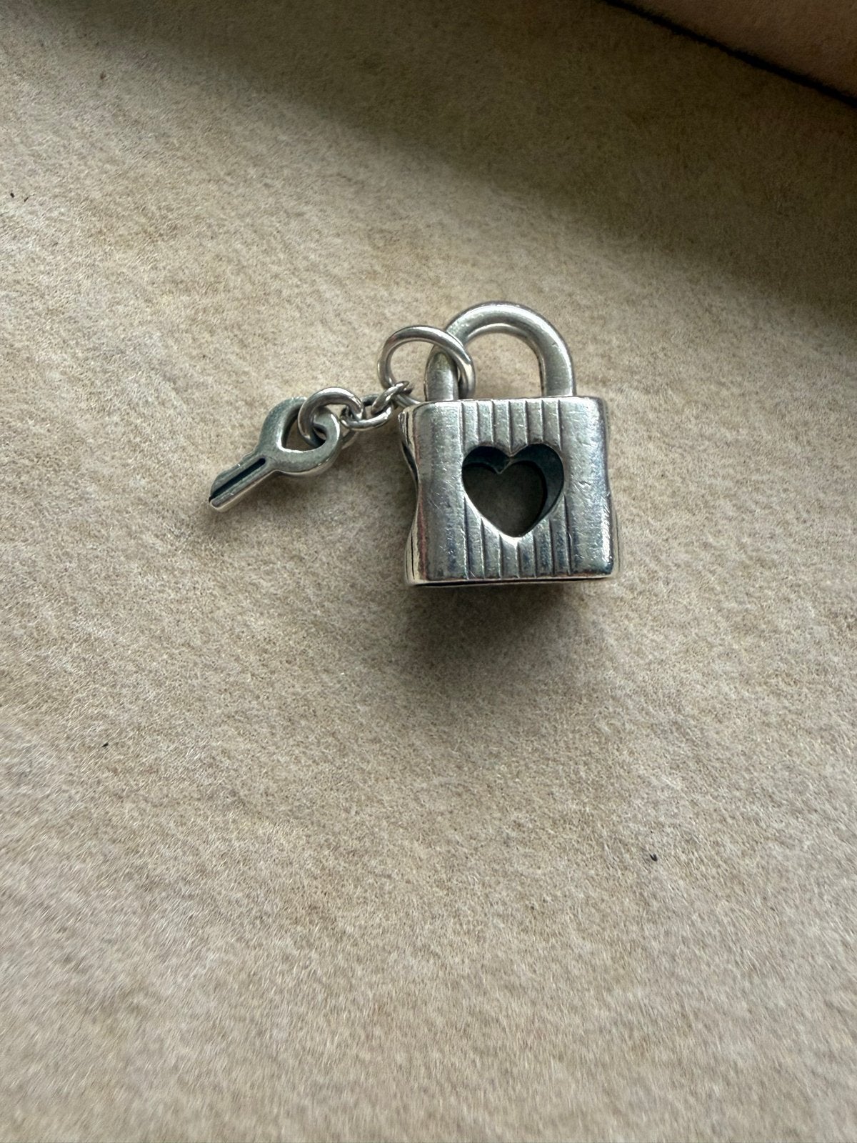 Pandora Moments Hangslot & Hartsleutel Bedel 'Be Mine', Gebruikt, Verzenden, Pandora, 1 bedel