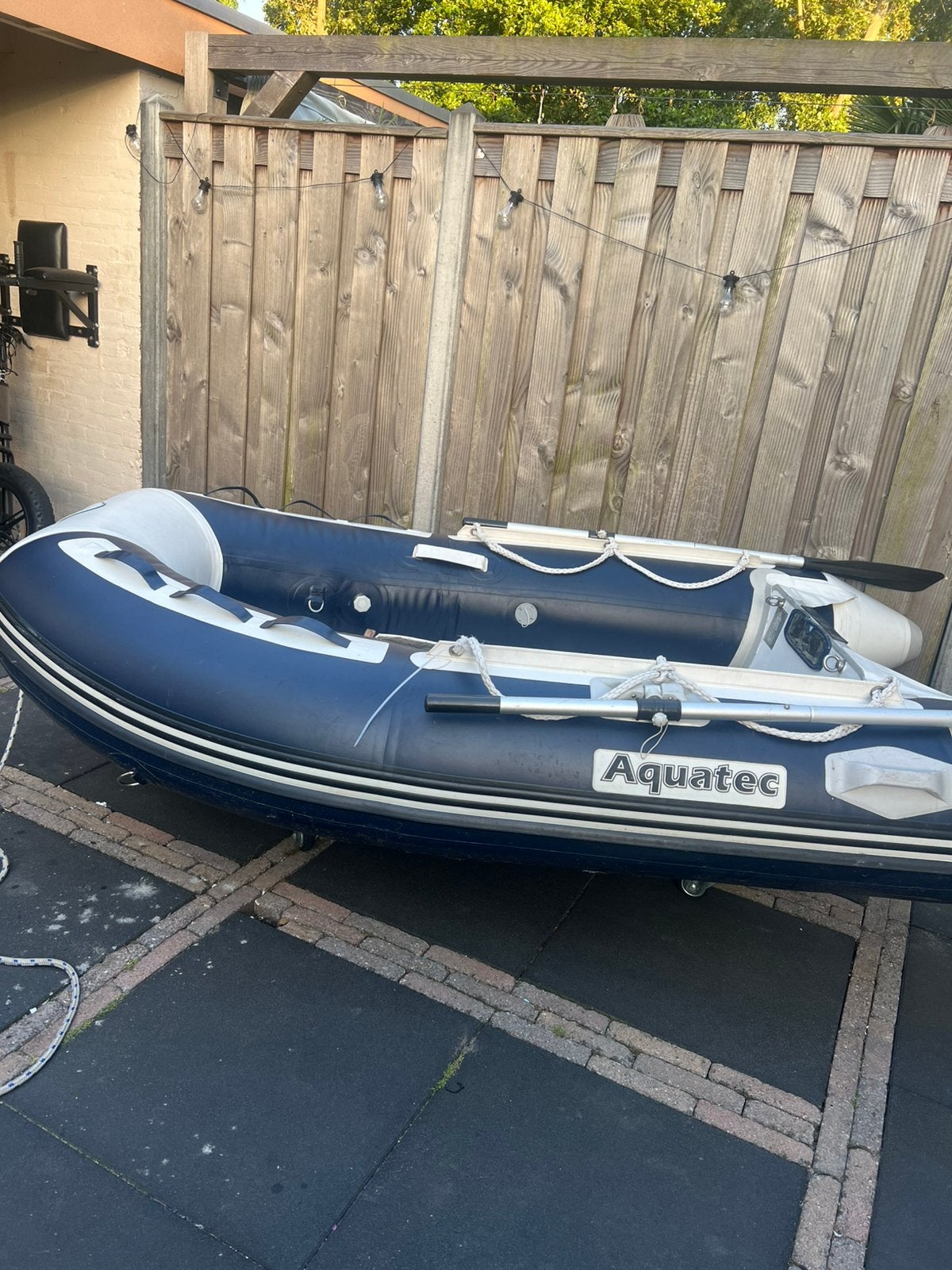 Goeie rubberboot met acht pk motor, Diversen, Kalenders, Ophalen of Verzenden, Maandkalender, Zo goed als nieuw