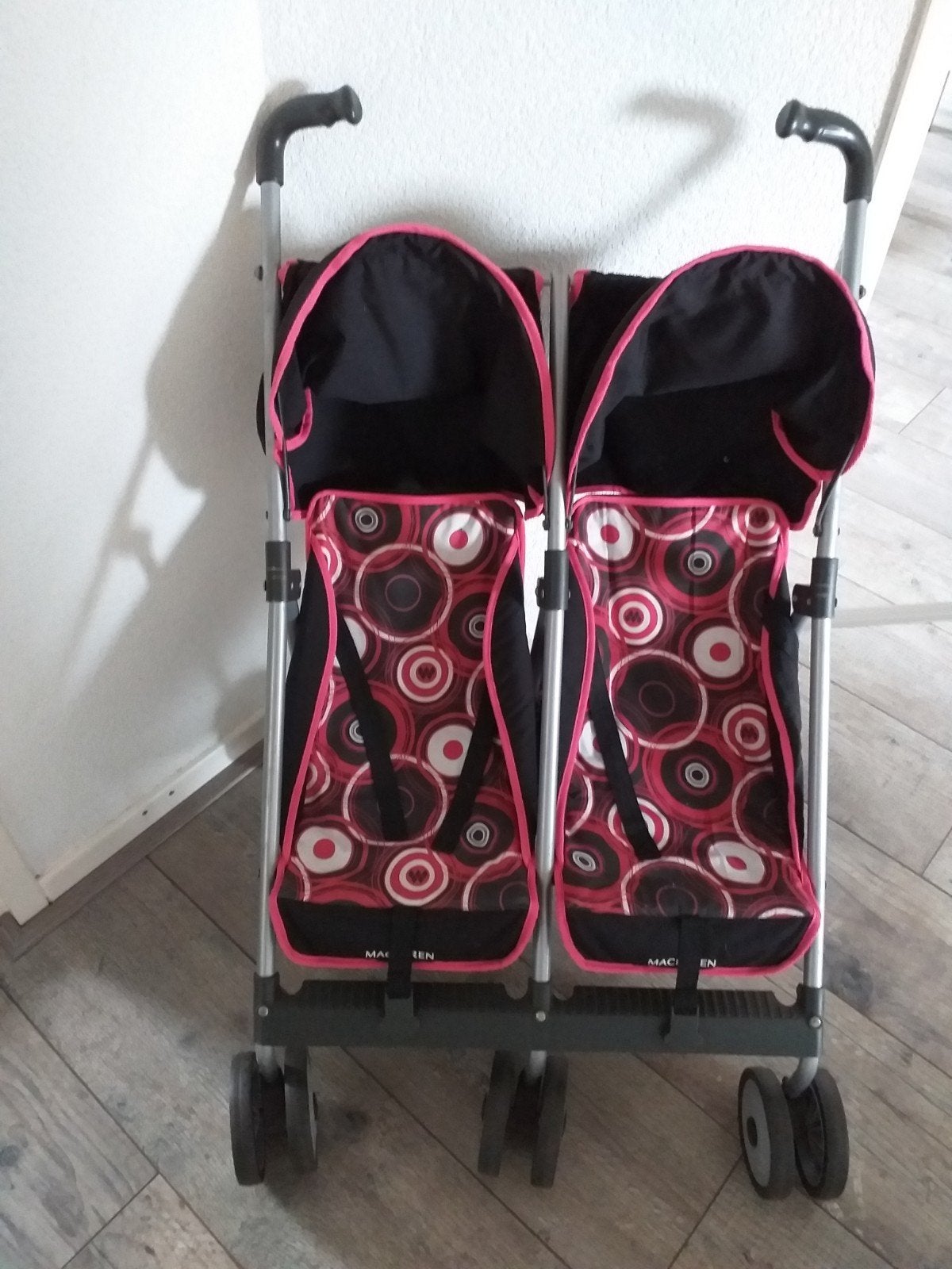 Duo speelgoedbuggy - Maclaren tweeling poppenwagen, Ophalen of Verzenden, Gebruikt, Meisje