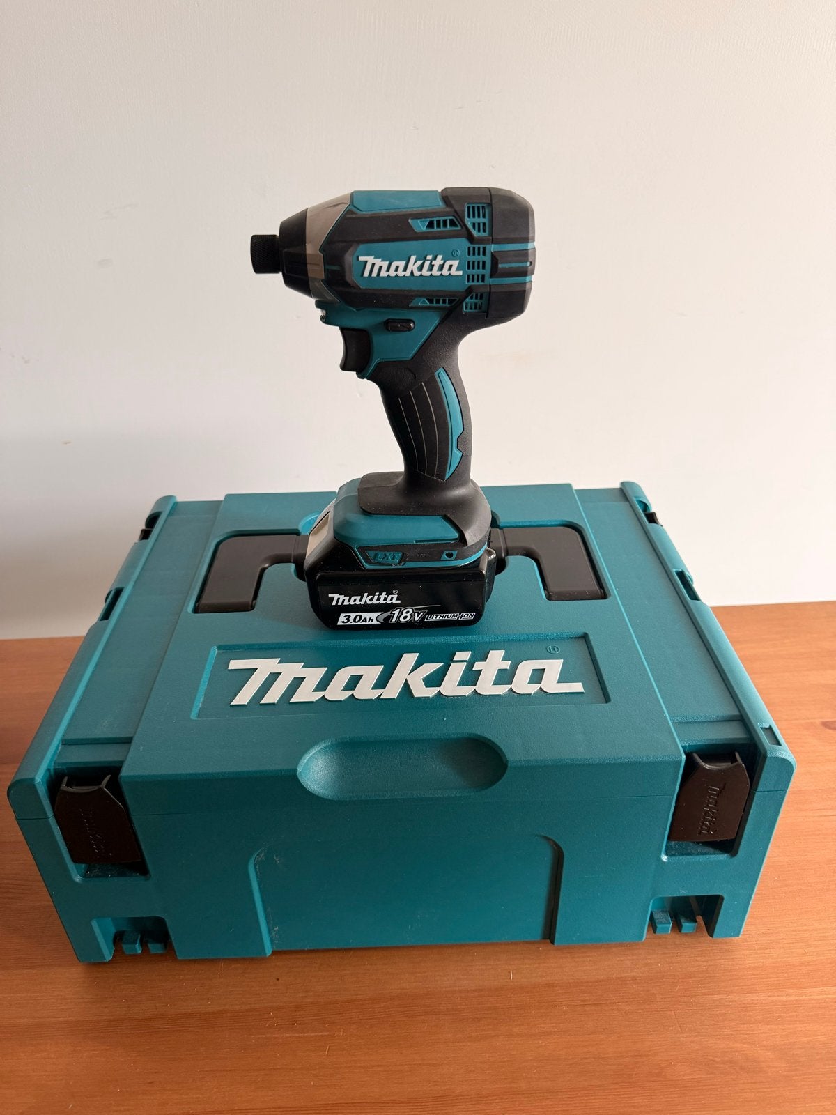 Makita DTD152 + 3Ah Accu, Snellader & Koffer, Doe-het-zelf en Verbouw, Gereedschap | Boormachines, 600 watt of meer, Variabele snelheid