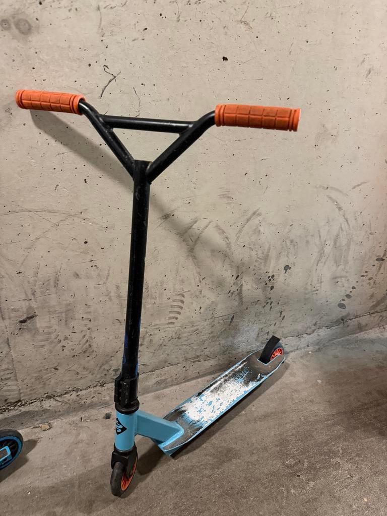 Stuntstep met oranje handvatten en blauw deck, Fietsen en Brommers, Steps, Ophalen of Verzenden, Zo goed als nieuw, Gewone step