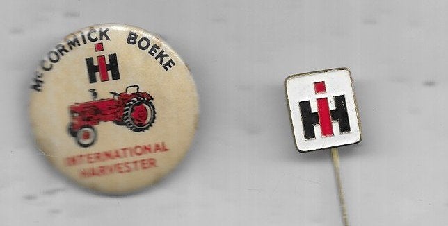 2 X TRACTOREN H.I. MC CORMICK BOEKE  INTERNATIONAL, Ophalen of Verzenden, Gebruikt, Overige onderwerpen, Speldje of Pin