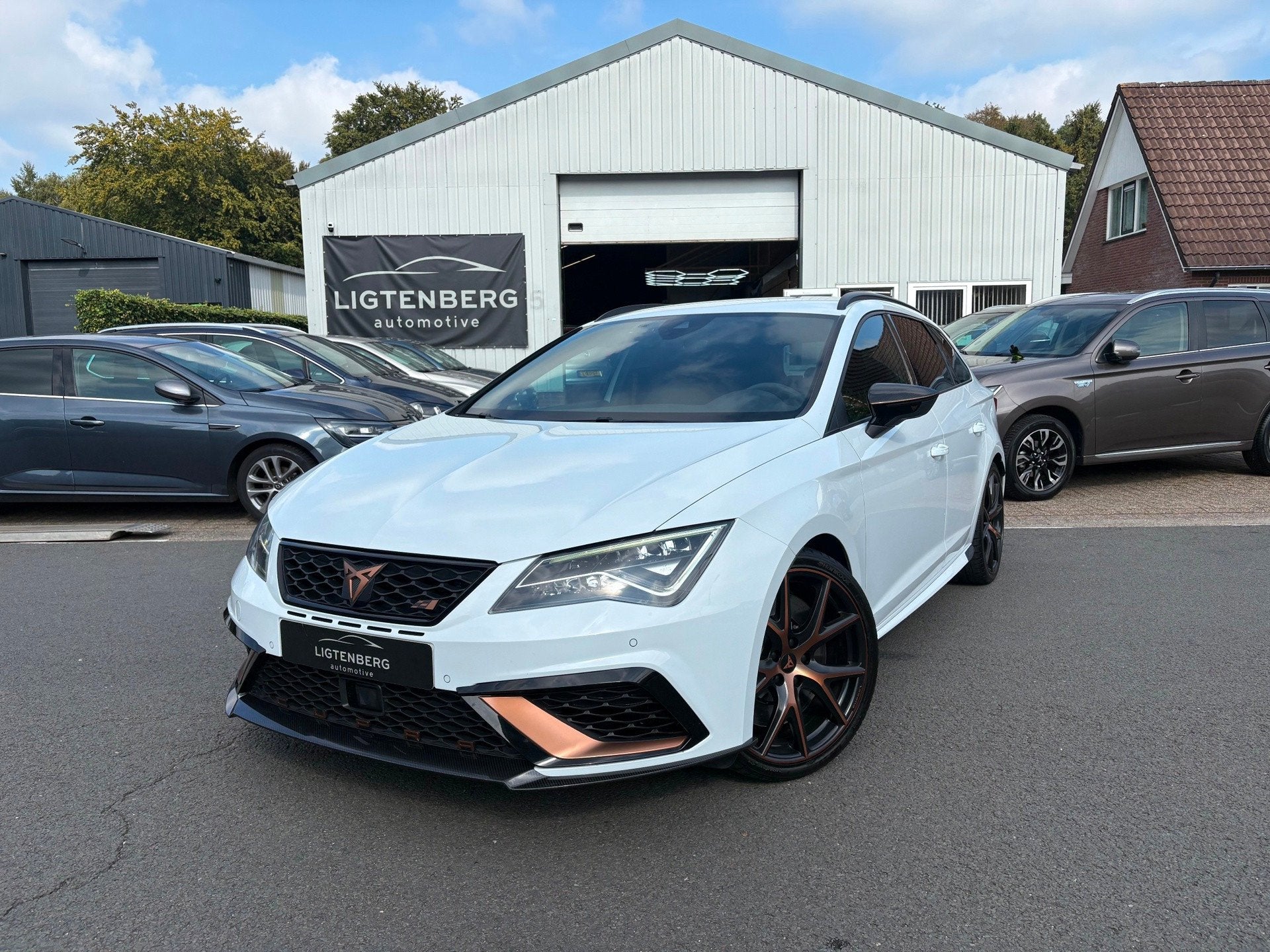 Seat Leon ST 2.0 TSI 4DRIVE CUPRA Beats|Kuipstoelen|Carbon, Auto's, Automaat, Dealer onderhouden, 15 km/l, Gebruikt