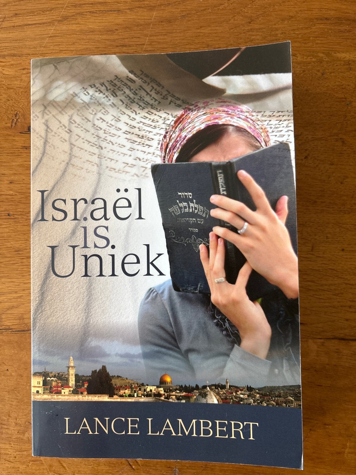 Israël is Uniek - Lance Lambert (Boek), Boeken, Ophalen of Verzenden, Zo goed als nieuw, Jodendom