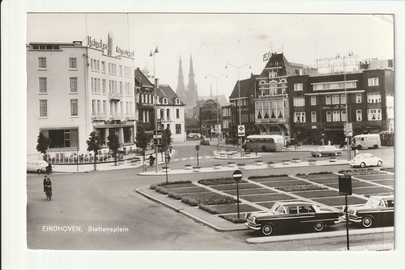 EINDHOVEN STATIONSPLEIN RICHTING STAD TAXI'S MAGIRUS D. BUS, Verzamelen, Ophalen of Verzenden, 1960 tot 1980, Gelopen, Noord-Brabant