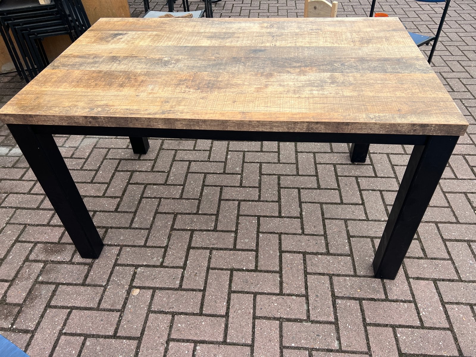Robuuste eettafel met houten blad en metalen onderstel, Huis en Inrichting, Ophalen, Gebruikt, 100 tot 150 cm, 50 tot 100 cm