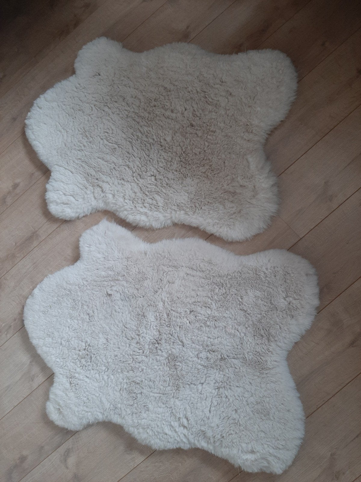 Twee off-white vloerkleedjes van imitatiebont, Gebruikt, 50 tot 100 cm, Wit, Overige vormen
