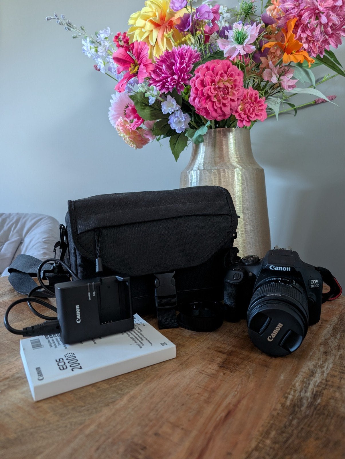 Canon EOS 2000D spiegelreflexcamera met toebehoren, Ophalen, Canon, Zo goed als nieuw, Lensdop