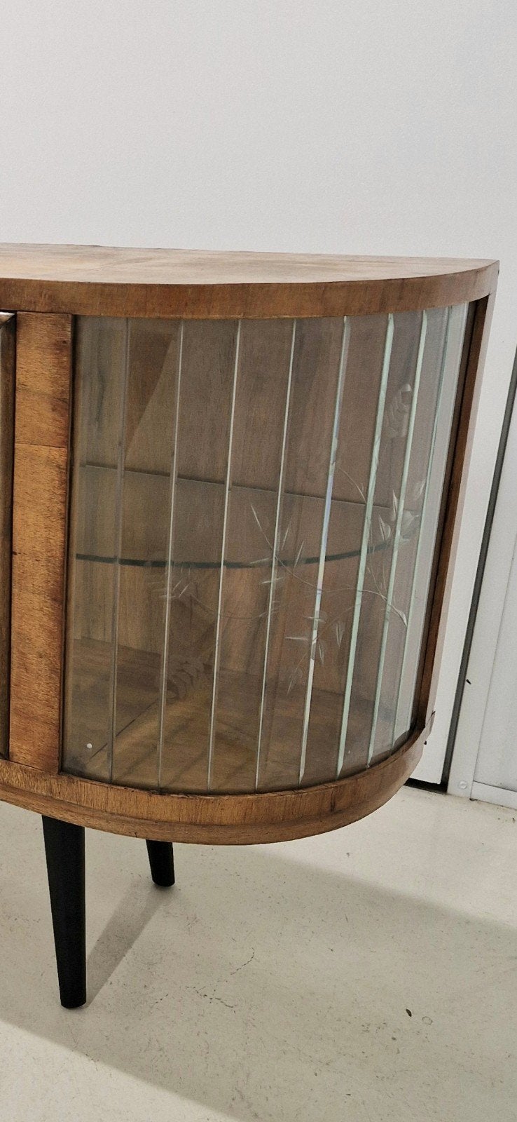 Uniek vintage dressoir met subtiele glasgravures, Ophalen