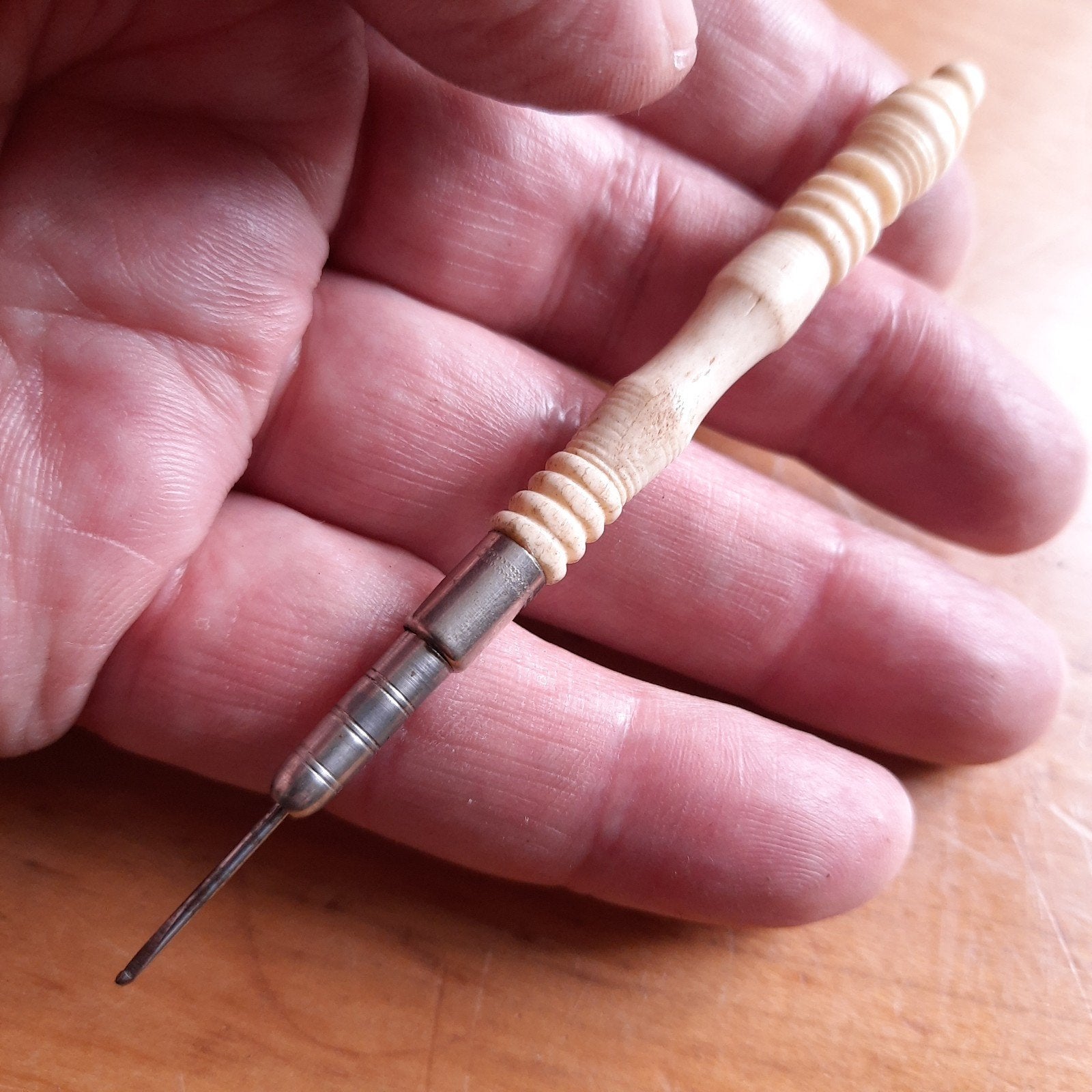 Antieke Tamboereernaald 19e eeuw van Getorst Been, Verzenden