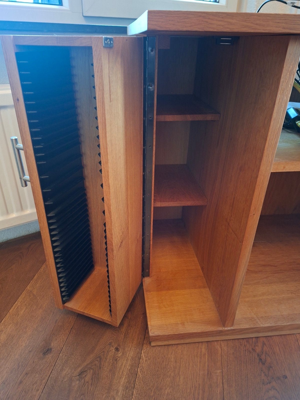 Houten CD/DVD-kast met glazen deur, Ophalen, Gebruikt, 75 tot 150 discs, Hout