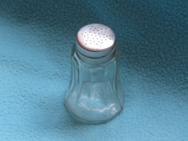 Vintage glazen zoutvaatje met RVS dop gaatjes in stervorm, Antiek en Kunst, Ophalen of Verzenden