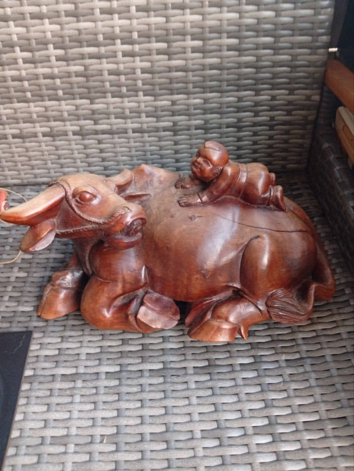 Handgesneden houten beeld: Kind op buffel, Ophalen of Verzenden, Handgemaakt, 20 - 50 cm, Scène