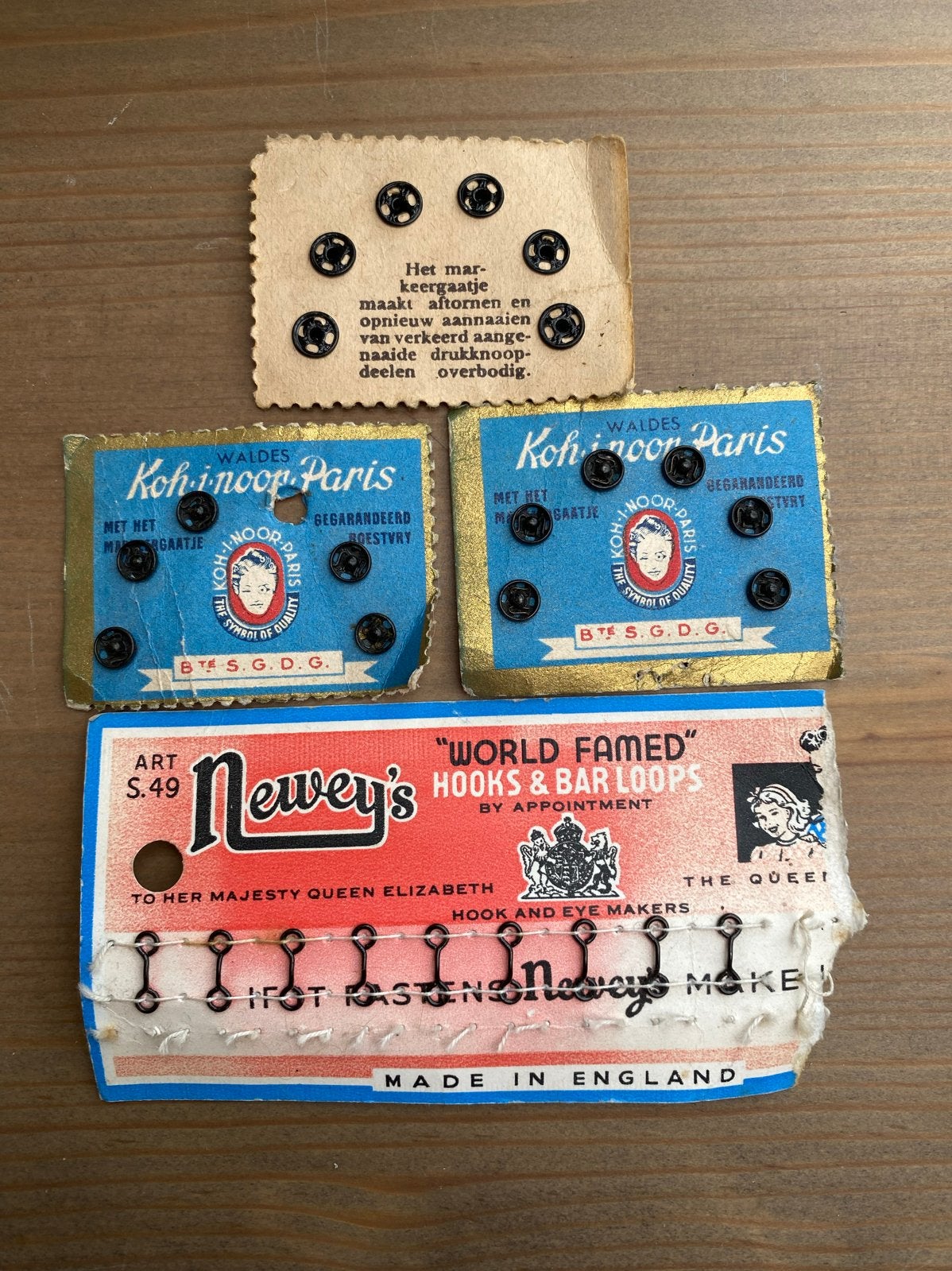 Vintage drukknopen en haken & ogen - Newey's & Koh-i-noor, Ophalen of Verzenden, Gebruikt, Knoop of Knopen
