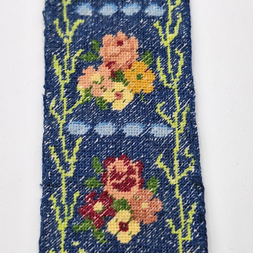 Traploper borduurwerk blauw met bloemen voor het poppenhuis, Ophalen of Verzenden, Gebruikt, Poppenhuis