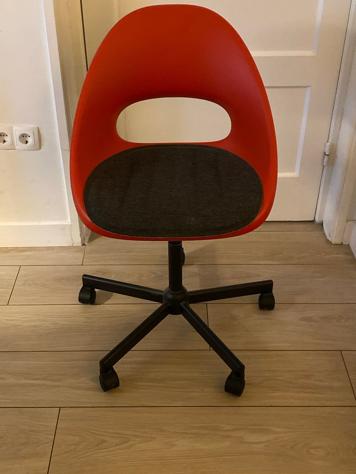 IKEA bureaustoel Pynten - Rood met zwart onderstel, Ophalen, Zo goed als nieuw, Rood, Bureaustoel