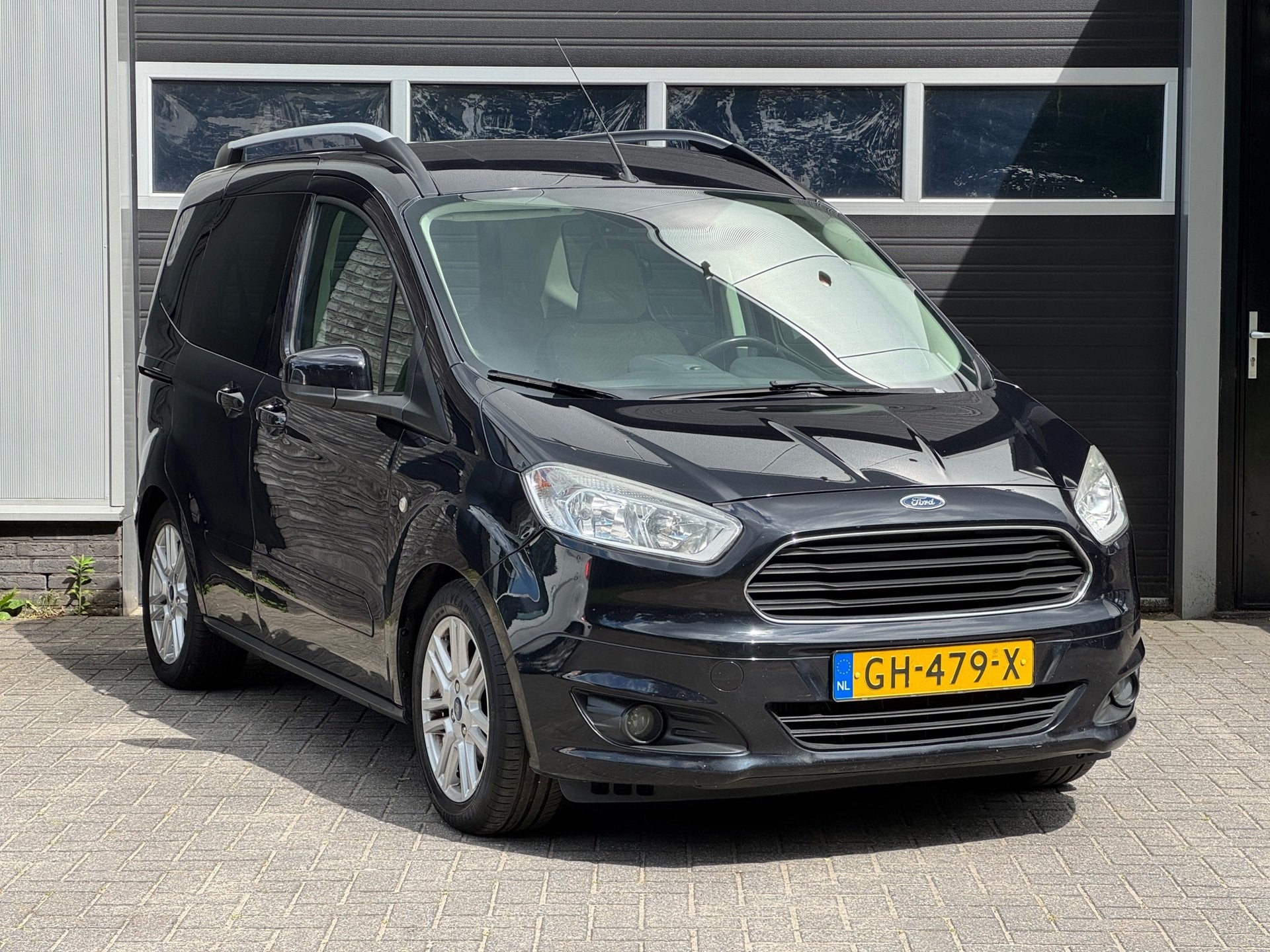 Ford Tourneo Courier 1.0 Titanium Navi, Cruise, Airco, Camer, Auto's, Voorwielaandrijving, Gebruikt, Zwart, Origineel Nederlands