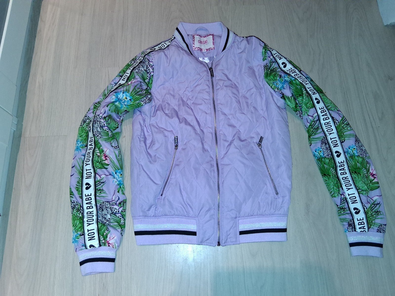 Leuke paarse jas met bloemenprint en tekst op de mouwen, Meisje, Coolcat, Nieuw, Ophalen of Verzenden