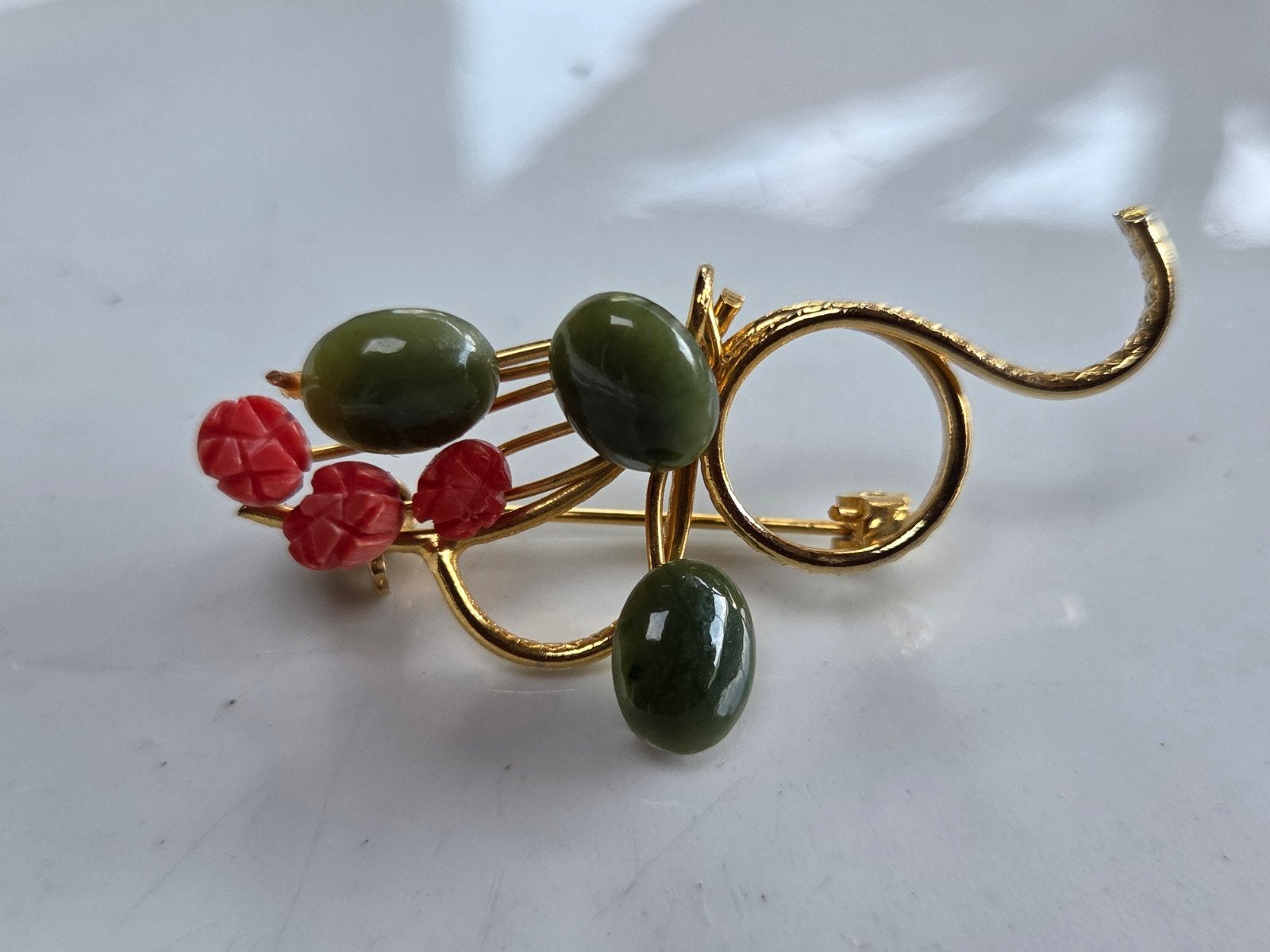 vintage jade koraal vergulde broche, Overige materialen, 4 tot 7 cm, Verzenden, Zo goed als nieuw