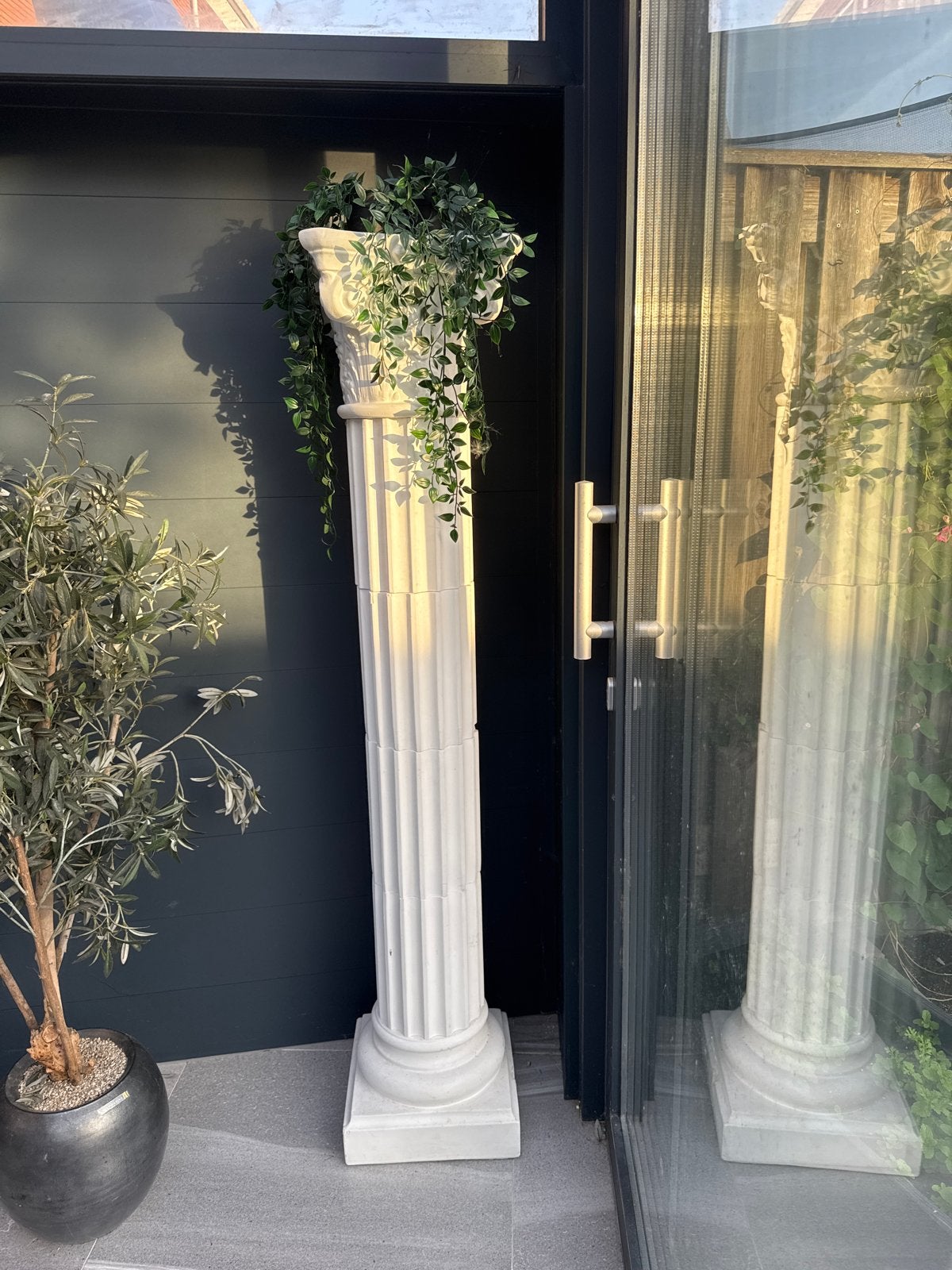 Twee gipsen zuilen met neppe planten, Huis en Inrichting, Ophalen, Gebruikt