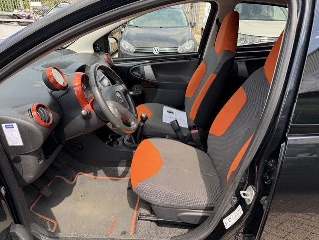 Toyota Aygo 1.0 VVT-i Dynamic Orange AIRCO, Voorwielaandrijving, Stof, Gebruikt, Zwart