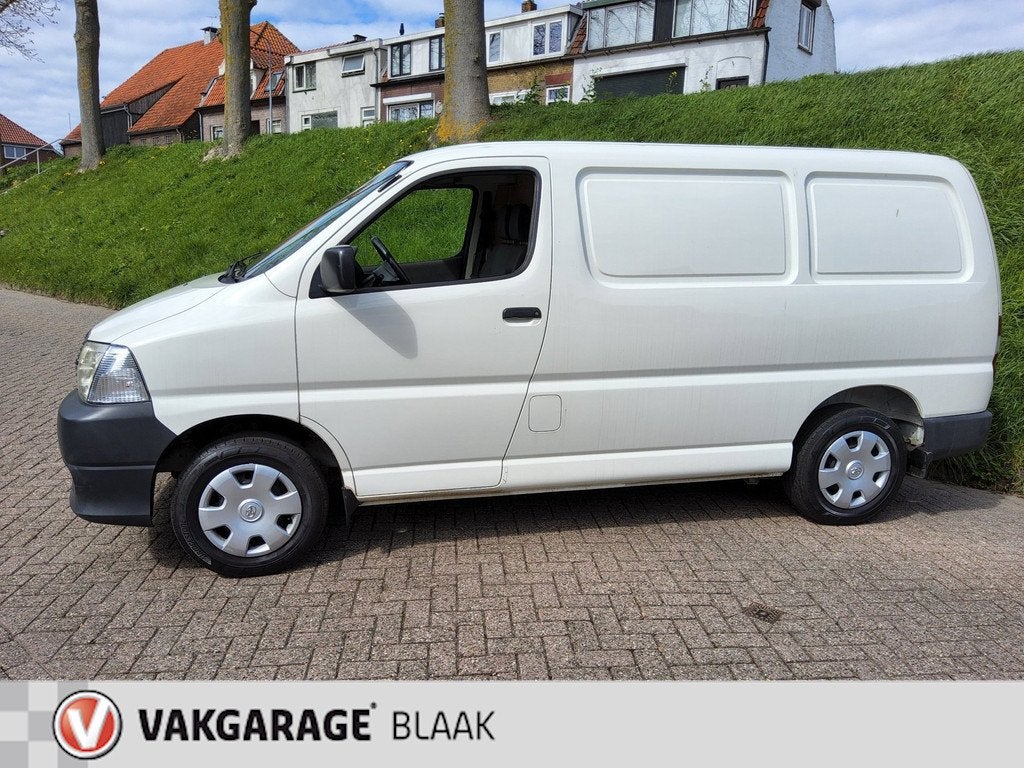 Toyota HiAce 2.5 D-4D KWB Comfort met AIRCO, Auto's, Euro 5, Achterwielaandrijving, Gebruikt, 2000 kg